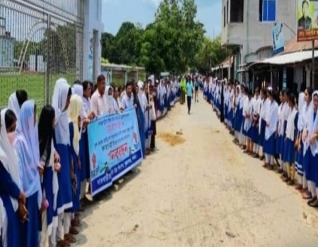 পাবনায় স্কুলছাত্রী লাঞ্চিতের ঘটনায়  সহপাঠীদের প্রতিবাদ